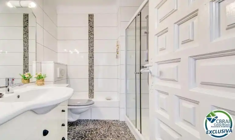 Badezimmer von Wohnungen zum Verkauf in Roses mit Klimaanlage und Möbliert