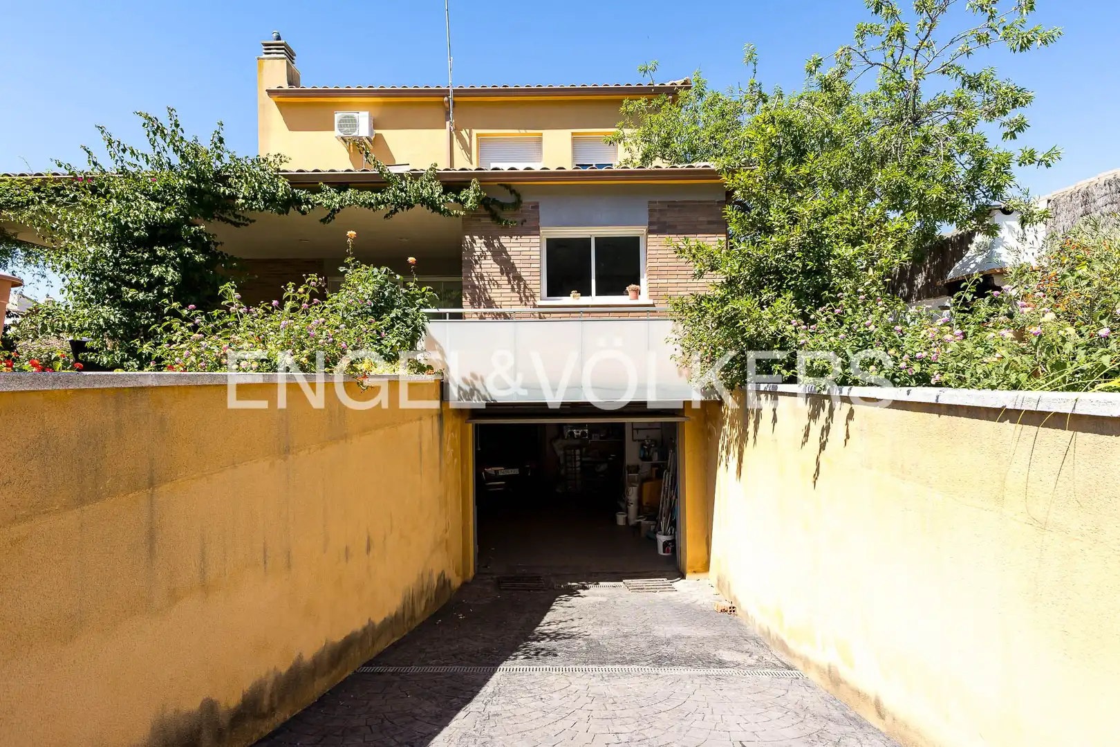 Vista exterior de Casa o xalet en venda en Cubelles amb Aire condicionat, Calefacció i Jardí privat