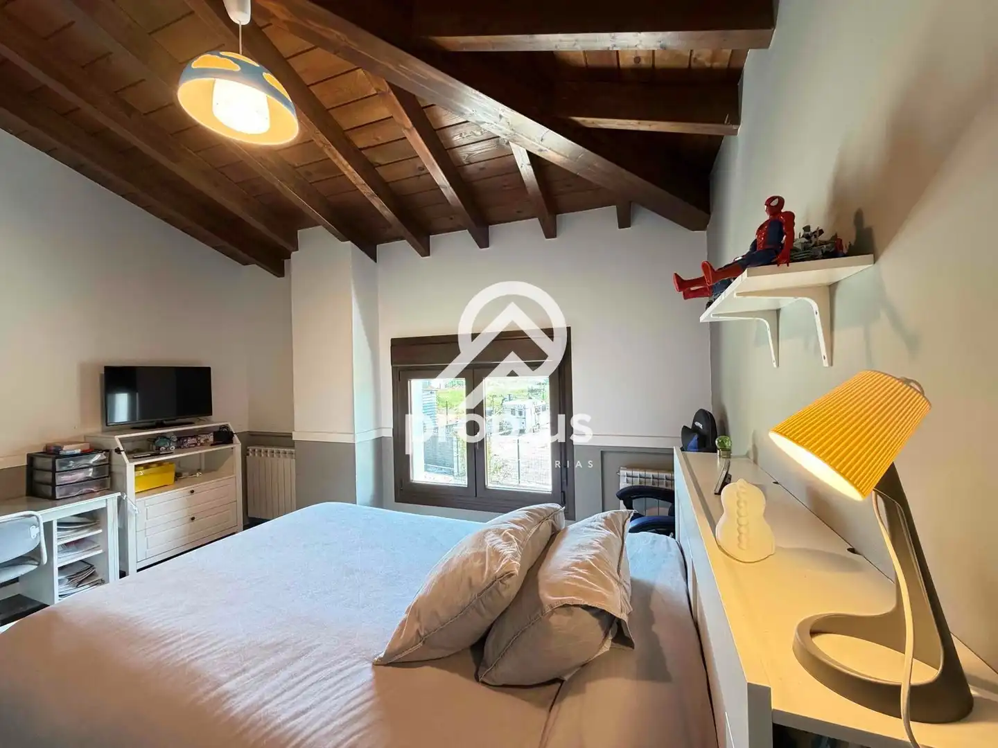 Dormitori de Casa o xalet en venda en Sariego amb Calefacció, Parquet i Traster