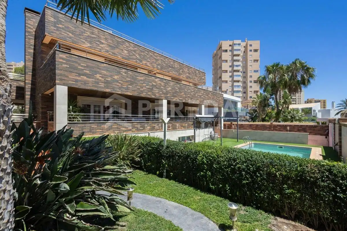 Vista exterior de Casa o chalet en venta en Roquetas de Mar con Aire acondicionado, Jardín privado y Piscina