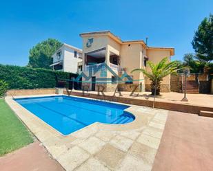 Vista exterior de Casa o xalet en venda en Cardiel de los Montes amb Aire condicionat, Terrassa i Piscina