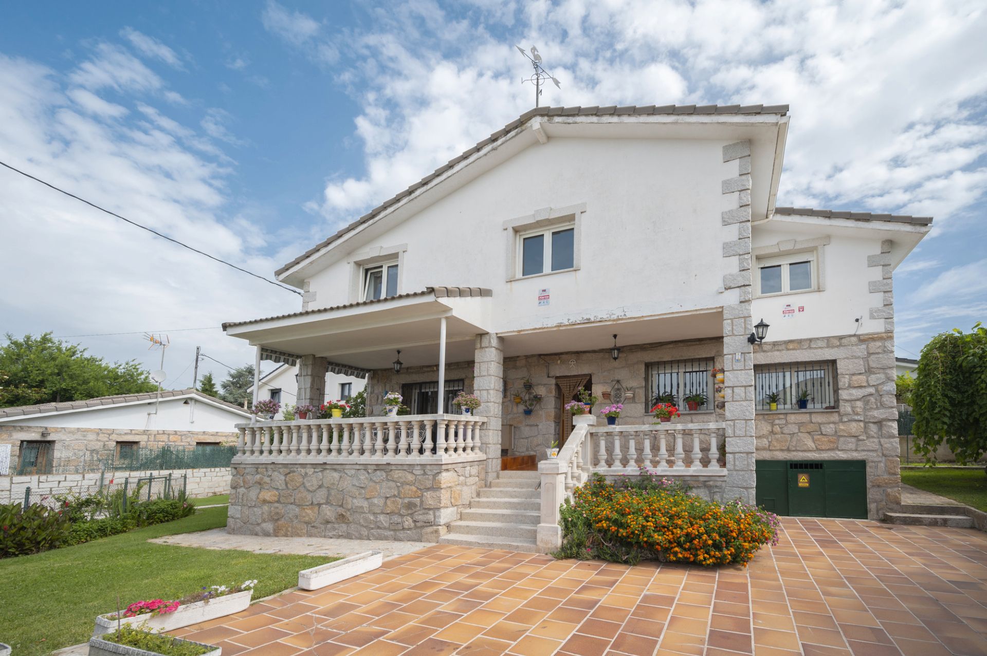 Vista exterior de Casa o xalet en venda en Colmenar Viejo amb Calefacció, Jardí privat i Terrassa