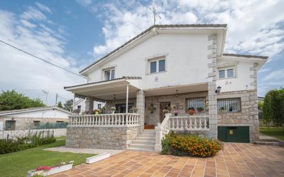 Vista exterior de Casa o xalet en venda en Colmenar Viejo amb Calefacció, Jardí privat i Terrassa