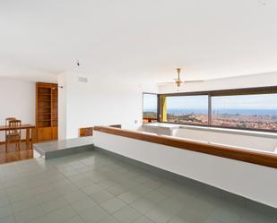 Sala d'estar de Casa o xalet en venda en  Barcelona Capital amb Terrassa i Piscina