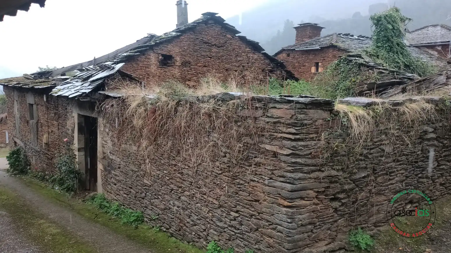 Vista exterior de Casa adosada en venda en Pesoz