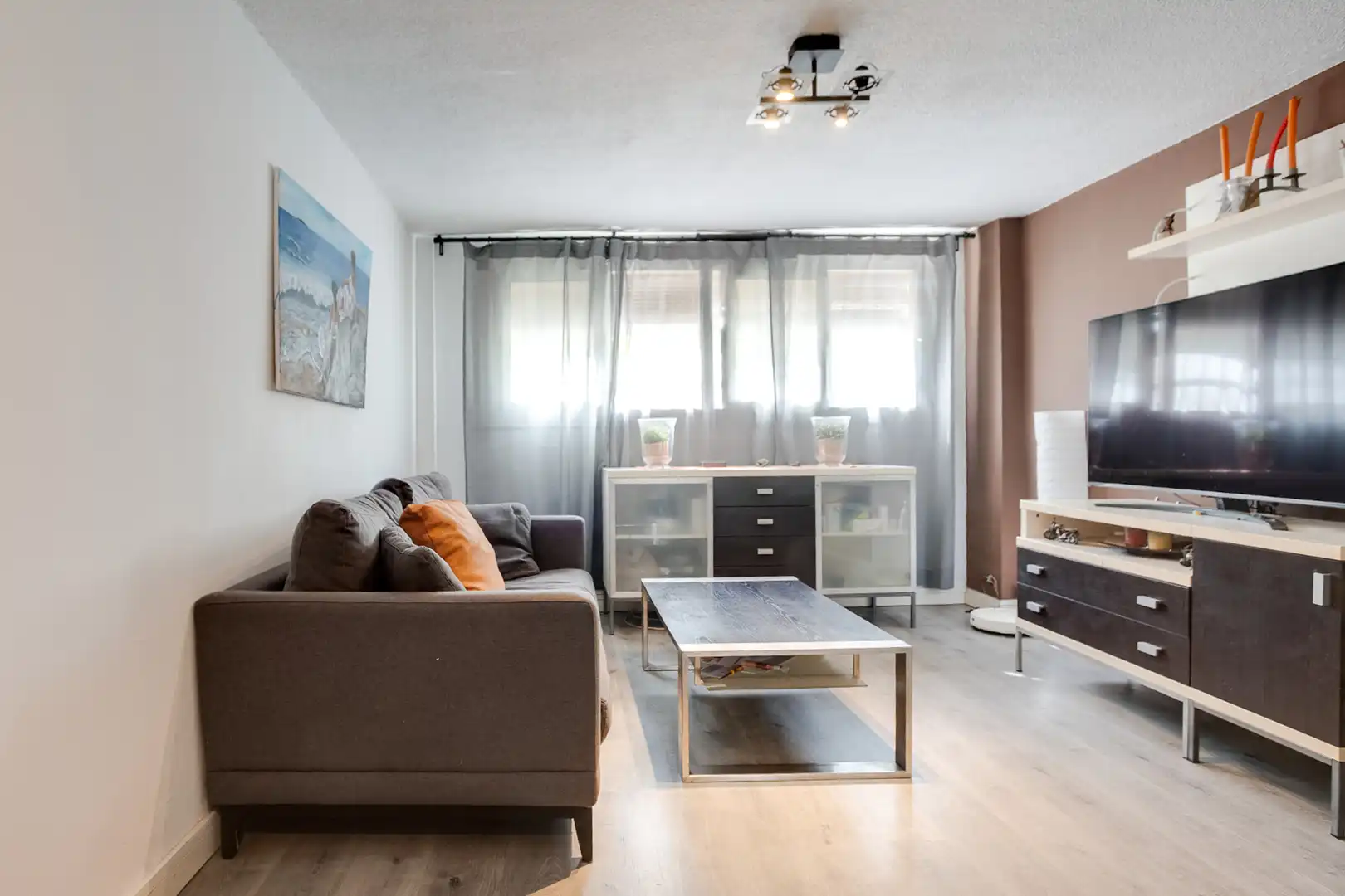 Sala de estar de Planta baja en venta en L'Hospitalet de Llobregat con Horno