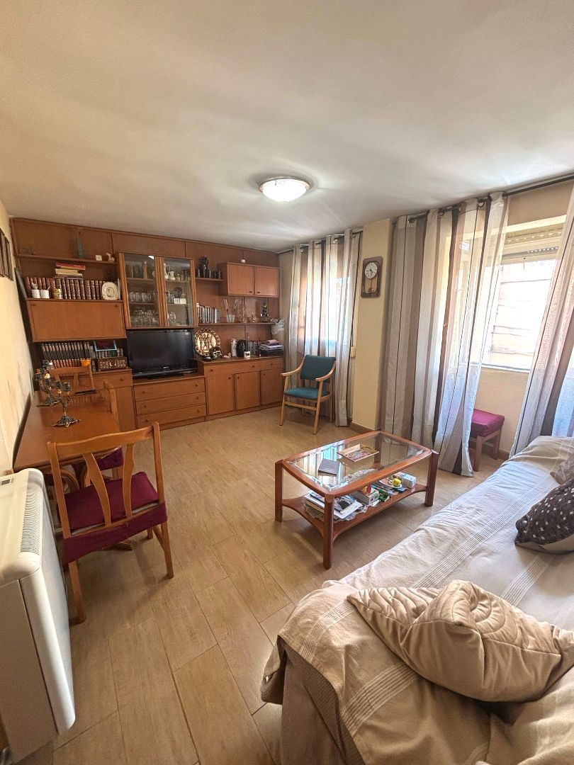 Living room of Flat for sale in  Madrid Capital  with Heating, Furnished and Oven