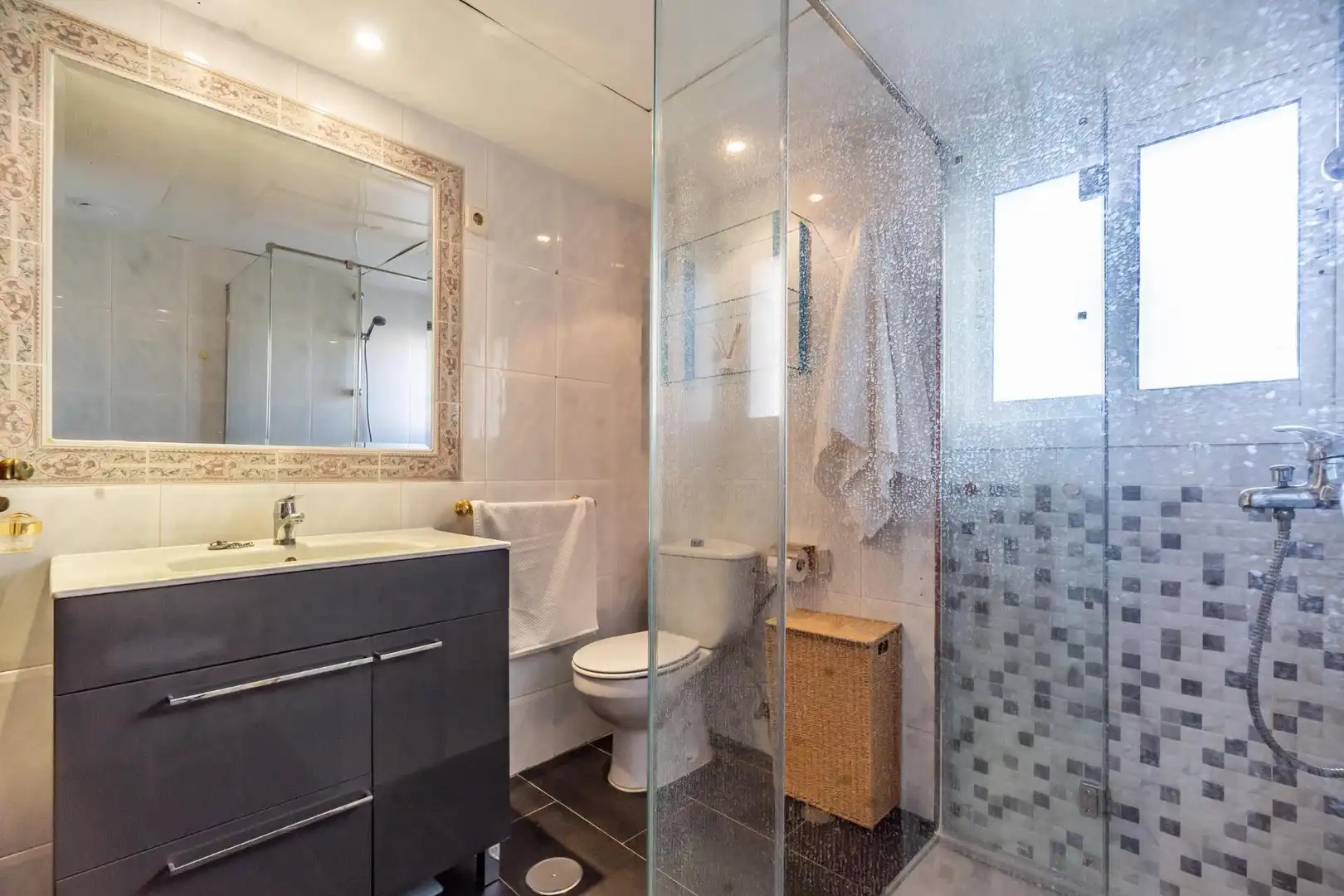 Baño de Piso en venta en Torremolinos con Aire acondicionado, Jardín privado y Terraza