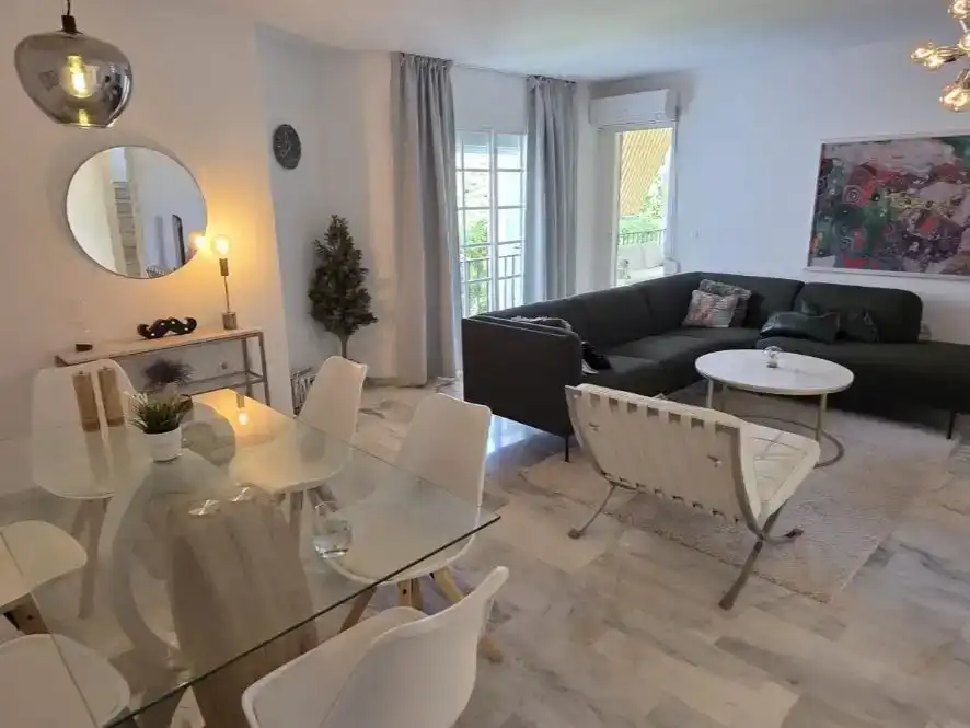 Sala d'estar de Pis de lloguer en Estepona amb Aire condicionat, Piscina i Balcó