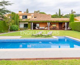 Exterior view of Single-family semi-detached for sale in Sant Vicenç de Montalt  with Air Conditioner, Terrace and Swimming Pool