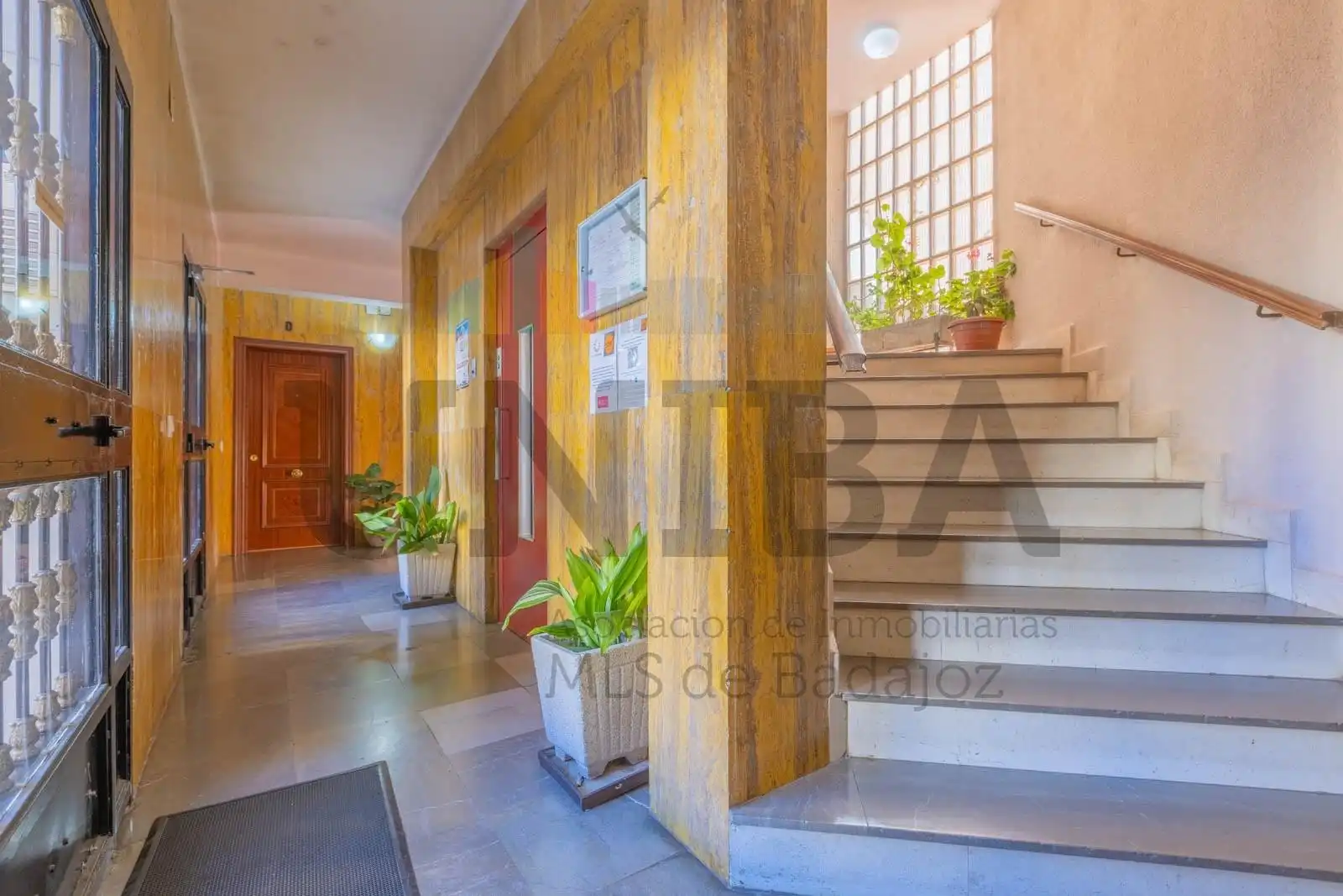 Wohnung zum Verkauf in Badajoz mit Klimaanlage, Privatgarten und Terrasse