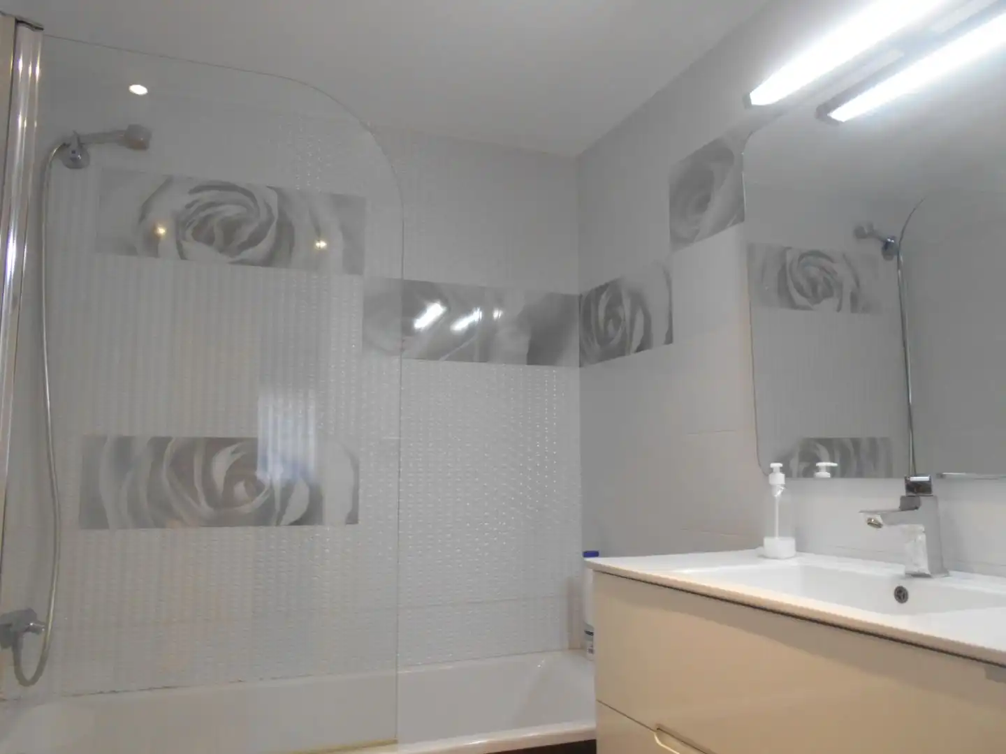 Bathroom of Flat for rent in Valencia  with Air Conditioner, Heating and Terrace