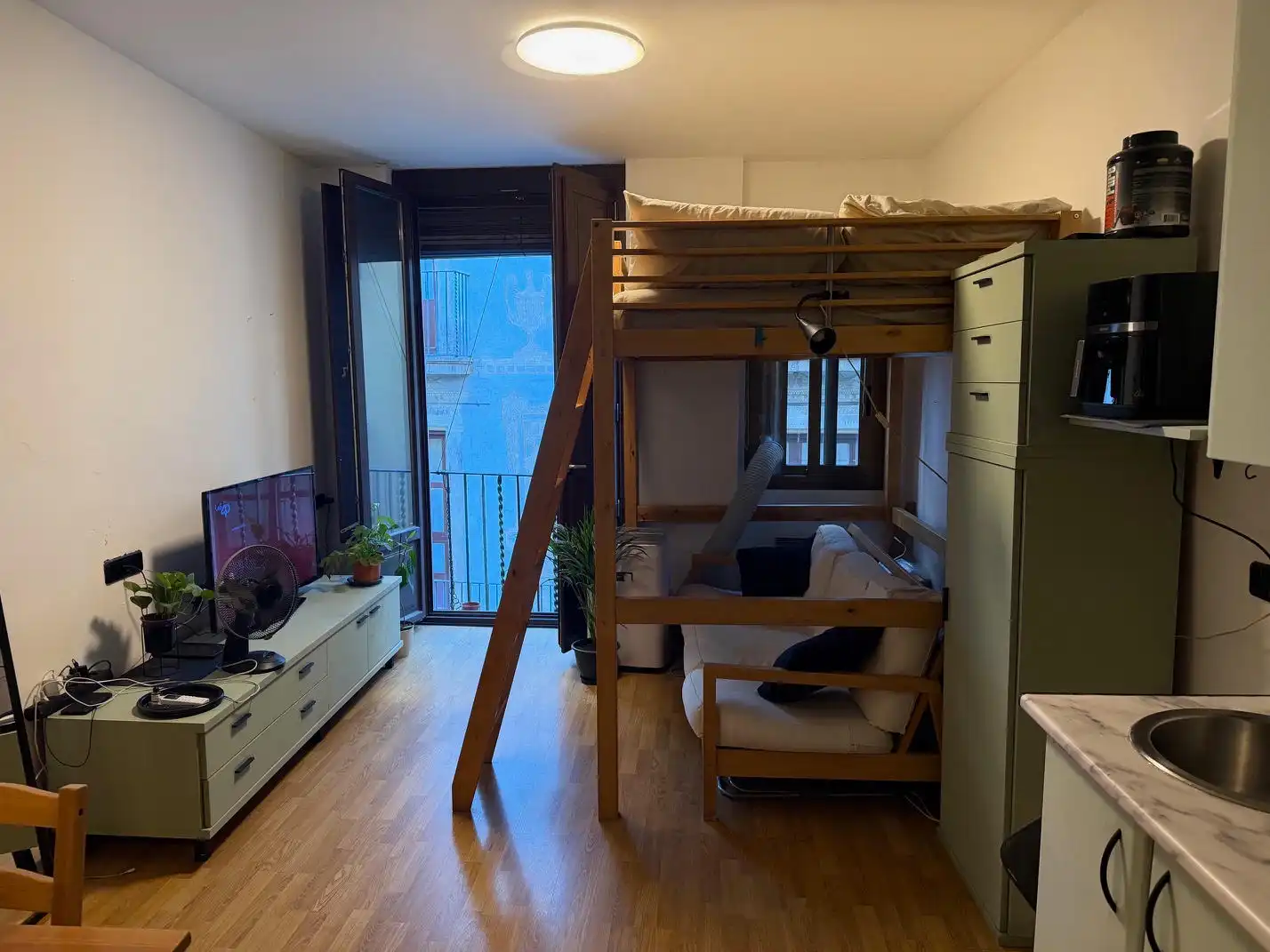 Piso con terraza en venta en Carrer d'En Mònec 1, imagen 2