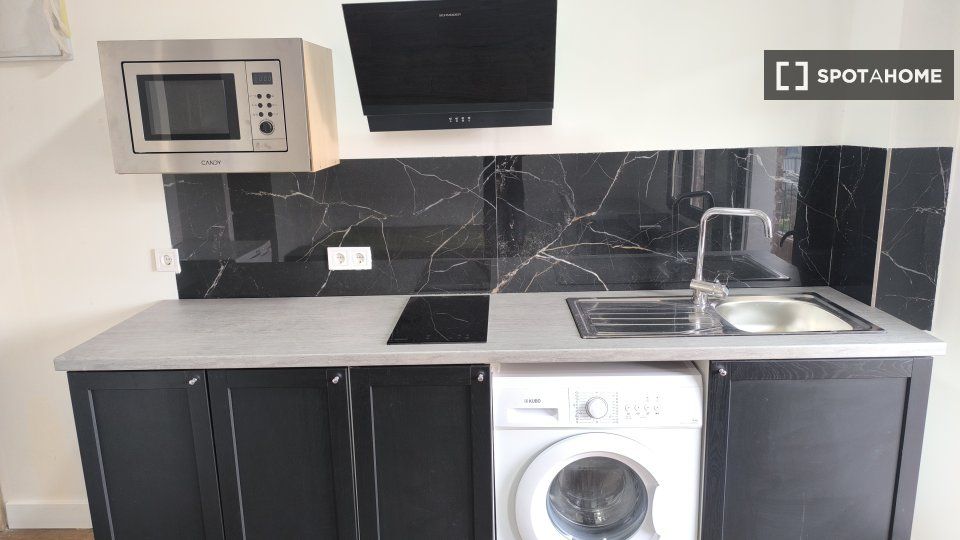 Cuina de Pis de lloguer en  Madrid Capital amb Aire condicionat, Calefacció i Moblat