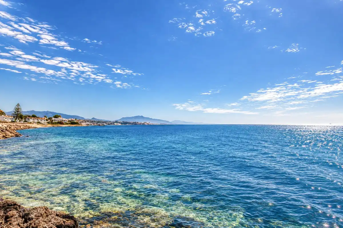 Vista exterior de Casa adosada en venta en Estepona con Aire acondicionado, Jardín privado y Terraza