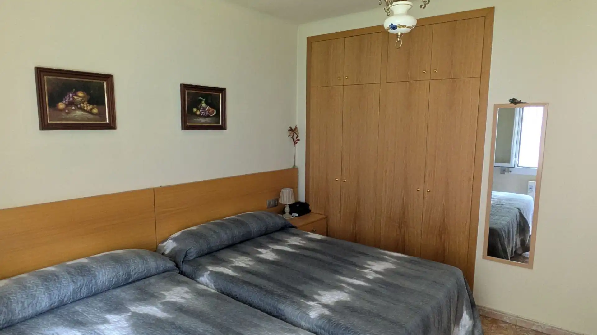 Habitación de Casa adosada en venta en Girona con Aire acondicionado, Calefacción y Jardín privado