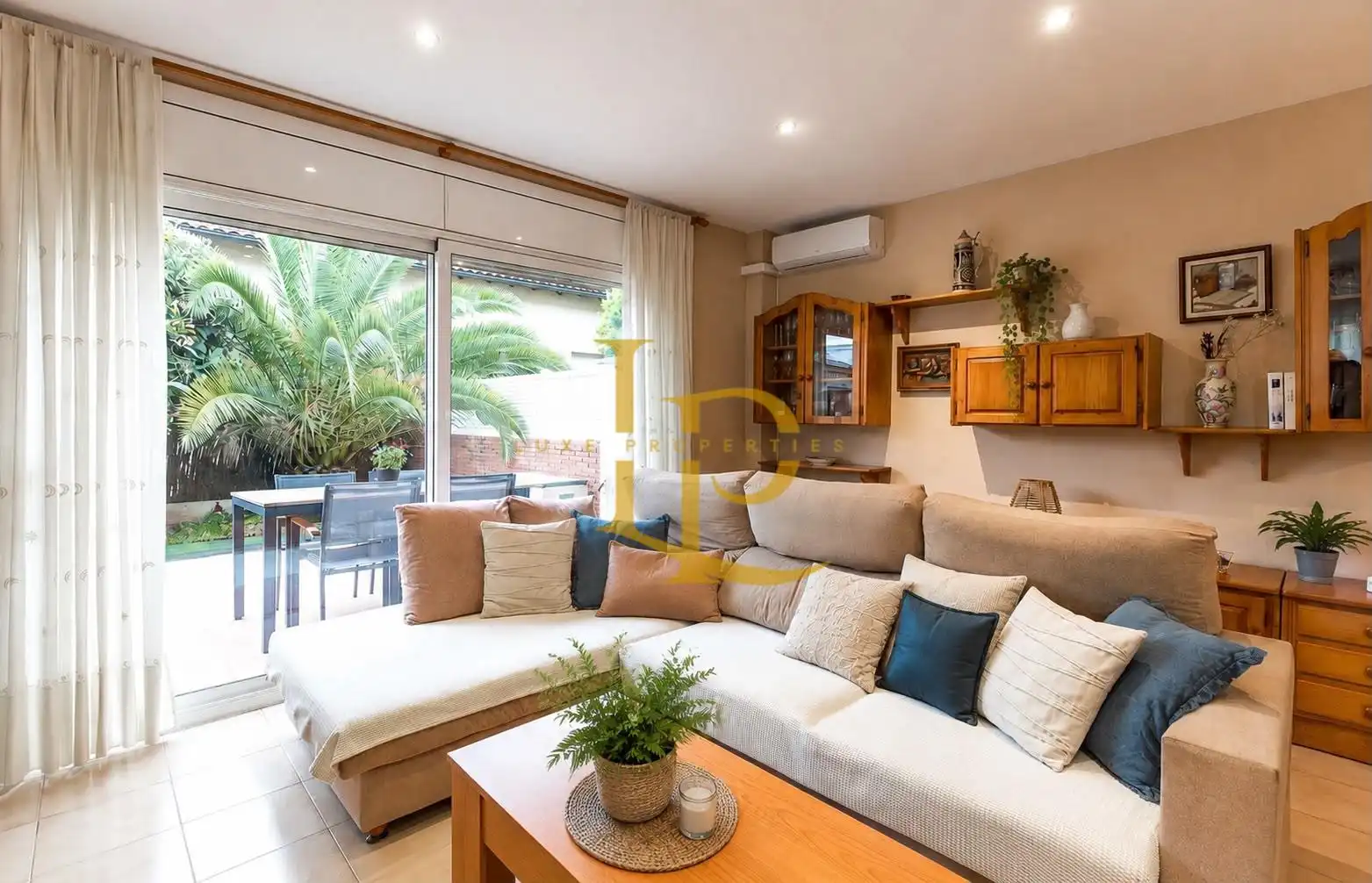 Sala de estar de Casa adosada en venta en Sant Cugat del Vallès con Aire acondicionado, Calefacción y Jardín privado