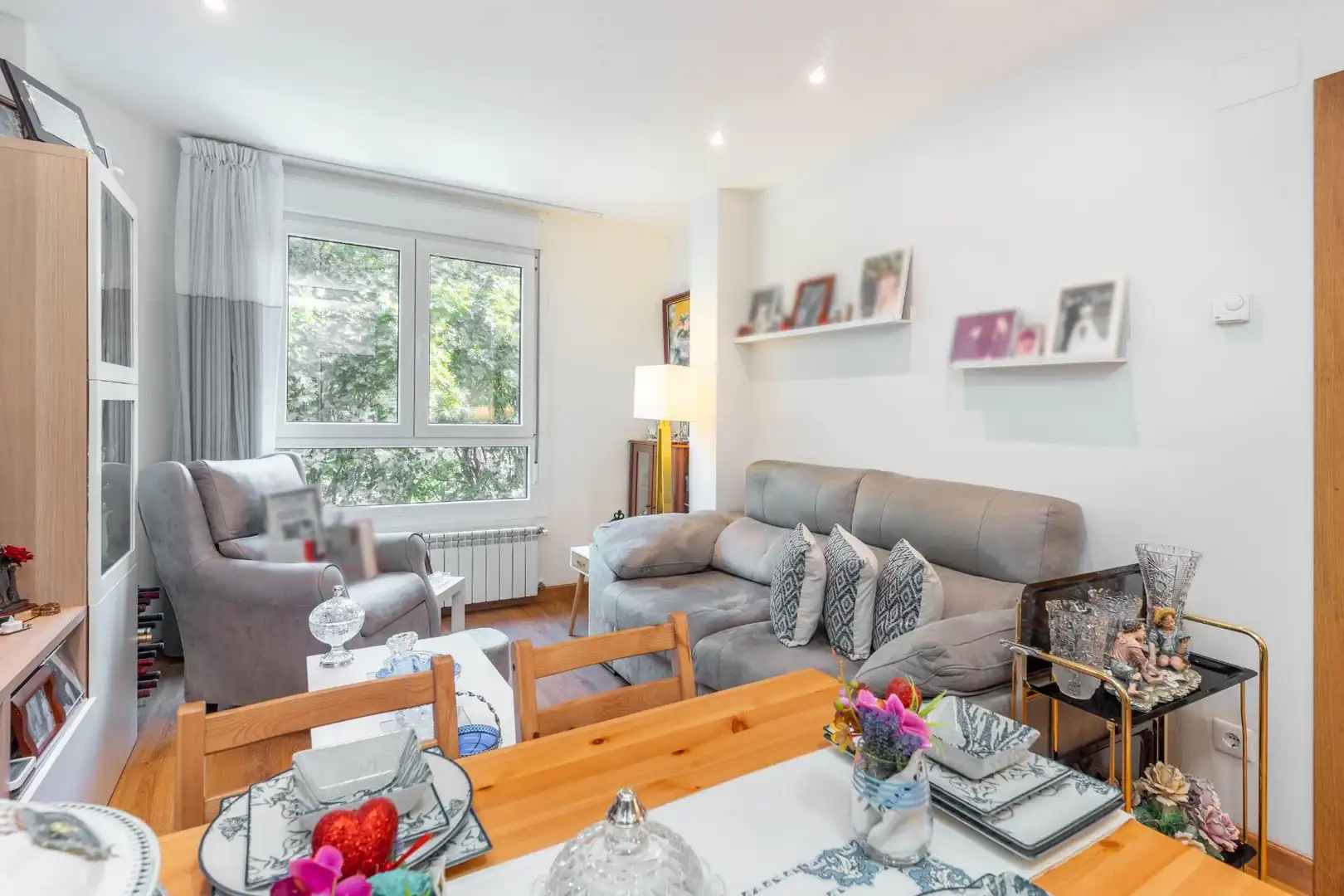 Sala d'estar de Apartament en venda en Gijón  amb Calefacció, Traster i Moblat