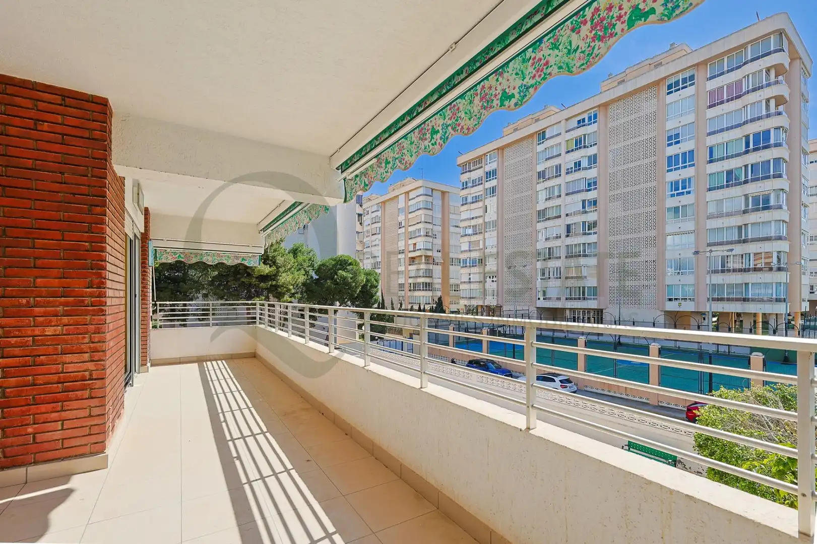 Außenansicht von Wohnung zum Verkauf in Alicante / Alacant mit Klimaanlage, Heizung und Privatgarten