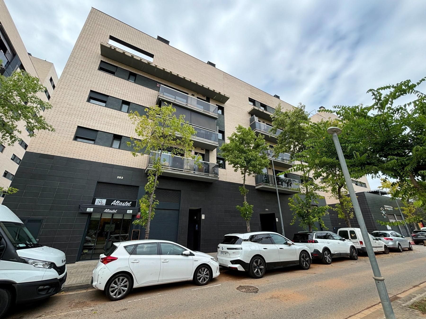 Exterior view of Duplex for sale in Sabadell  with Terrace and Storage room