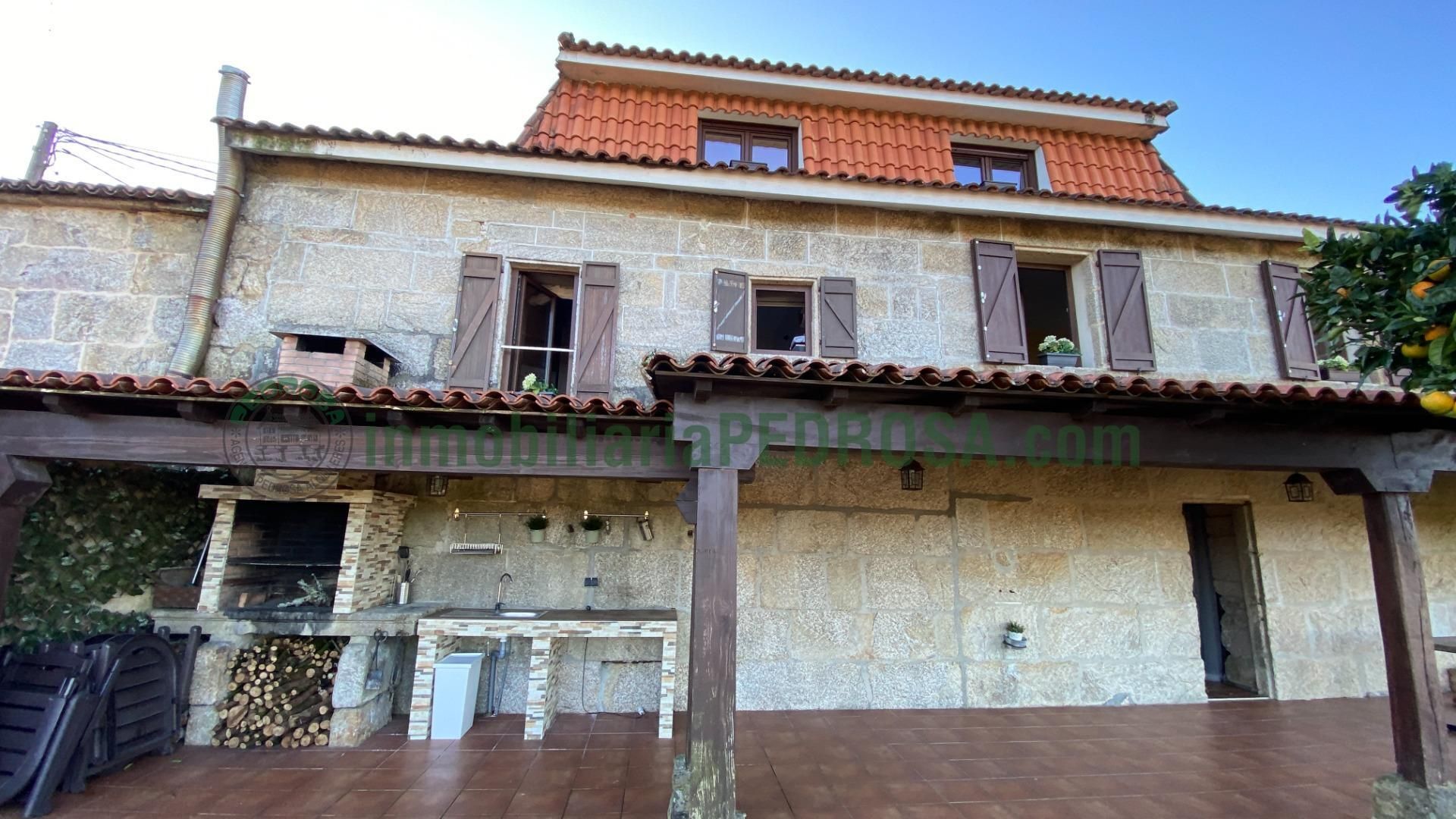 Vista exterior de Casa o xalet en venda en Ponte Caldelas amb Calefacció, Jardí privat i Piscina