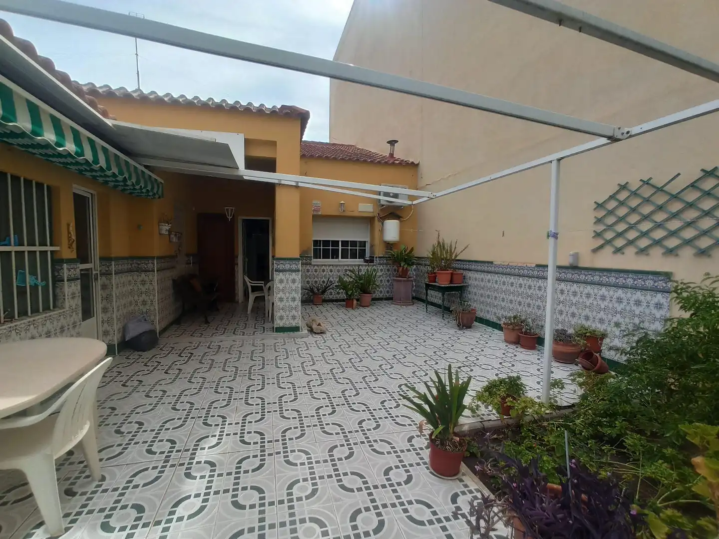 Außenansicht von Haus oder Chalet zum Verkauf in San Vicente del Raspeig / Sant Vicent del Raspeig mit Privatgarten und Abstellraum
