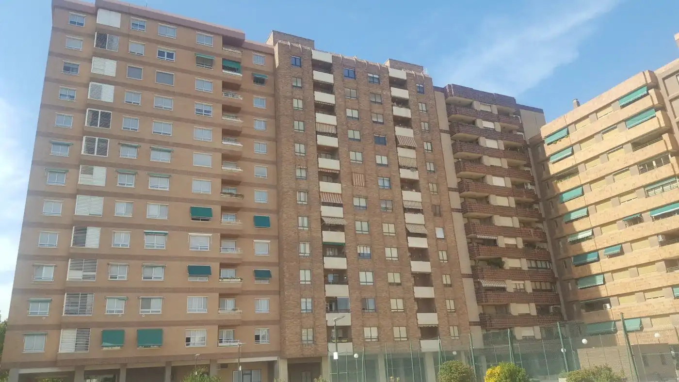 Außenansicht von Wohnung zur Miete in Zaragoza mit Klimaanlage, Heizung und Privatgarten