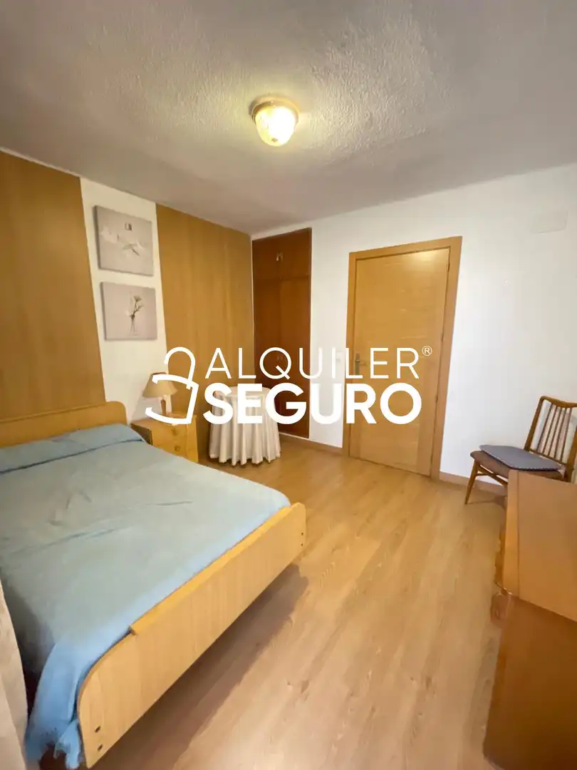 Dormitori de Pis de lloguer en Madrid amb Calefacció, Terrassa i Moblat