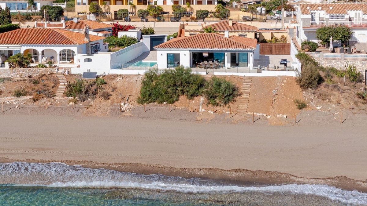 Vista exterior de Casa o xalet en venda en Mijas amb Aire condicionat, Jardí privat i Piscina