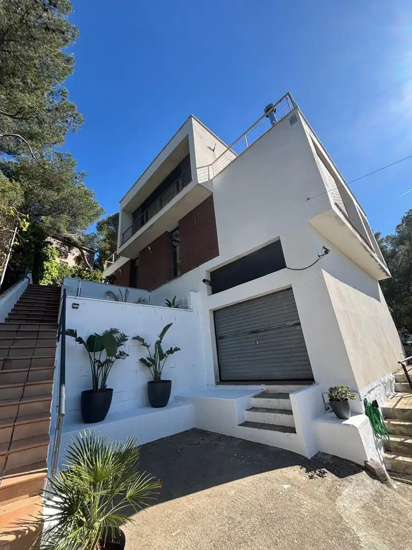 Vista exterior de Casa o xalet en venda en Cubelles amb Calefacció, Jardí privat i Terrassa