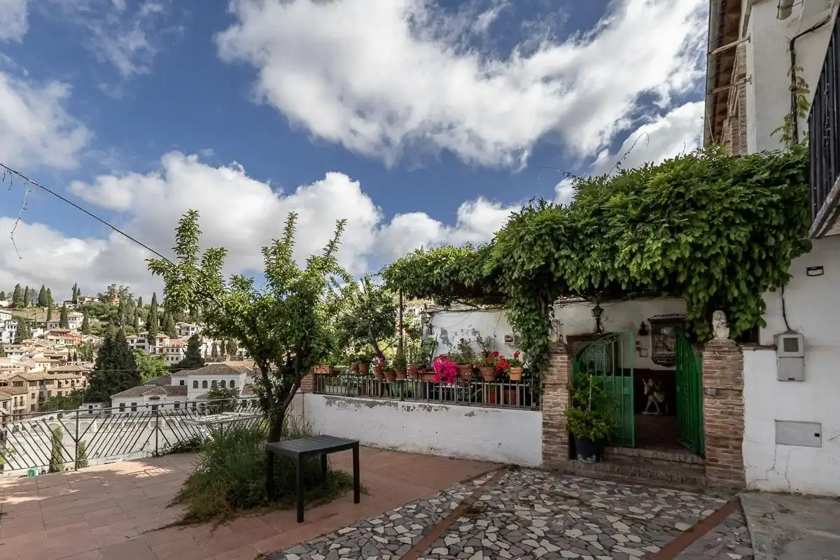 Vista exterior de Casa o xalet en venda en Granada amb Terrassa i Balcó