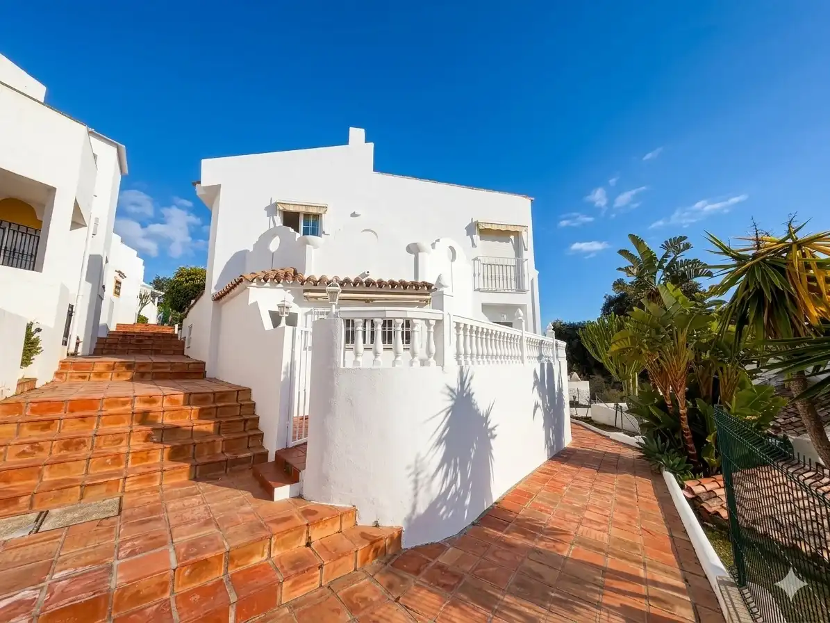 Außenansicht von Einfamilien-Reihenhaus zum Verkauf in Marbella mit Klimaanlage, Terrasse und Balkon