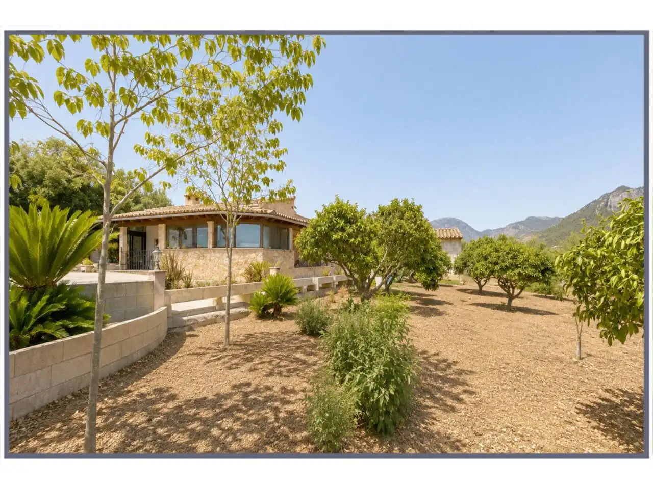 Country house with garden for sale in Calle Josep Morro Cerdà 1