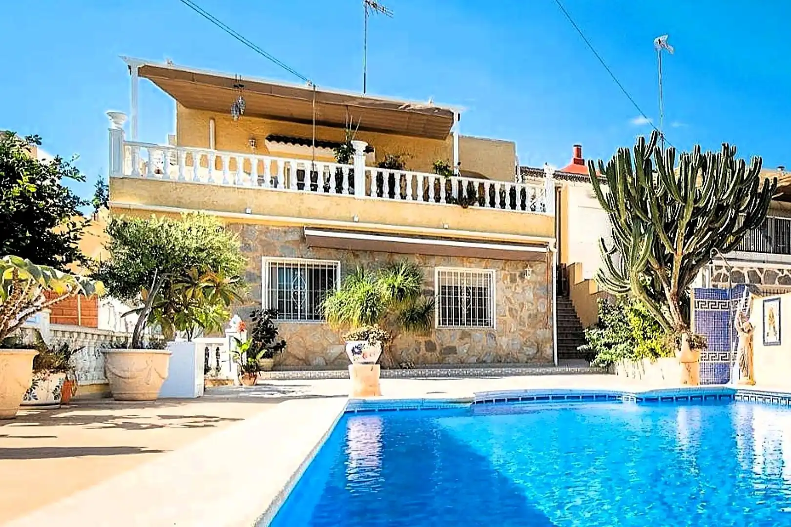 Casa pareada con piscina en venta en Avenida Av. de Torrevieja 19A, imagen 2