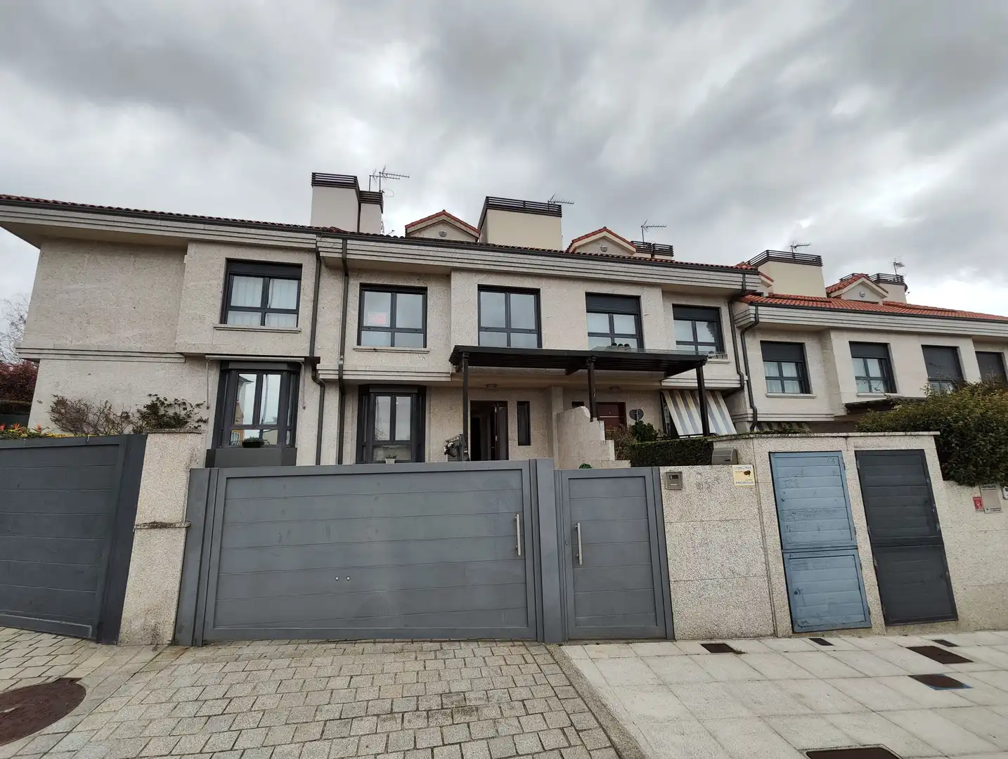 Vista exterior de Casa adosada en venta en Vigo  con Jardín privado, Parquet y Terraza