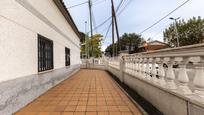 Vista exterior de Casa o xalet en venda en Santa Perpètua de Mogoda amb Aire condicionat, Calefacció i Jardí privat