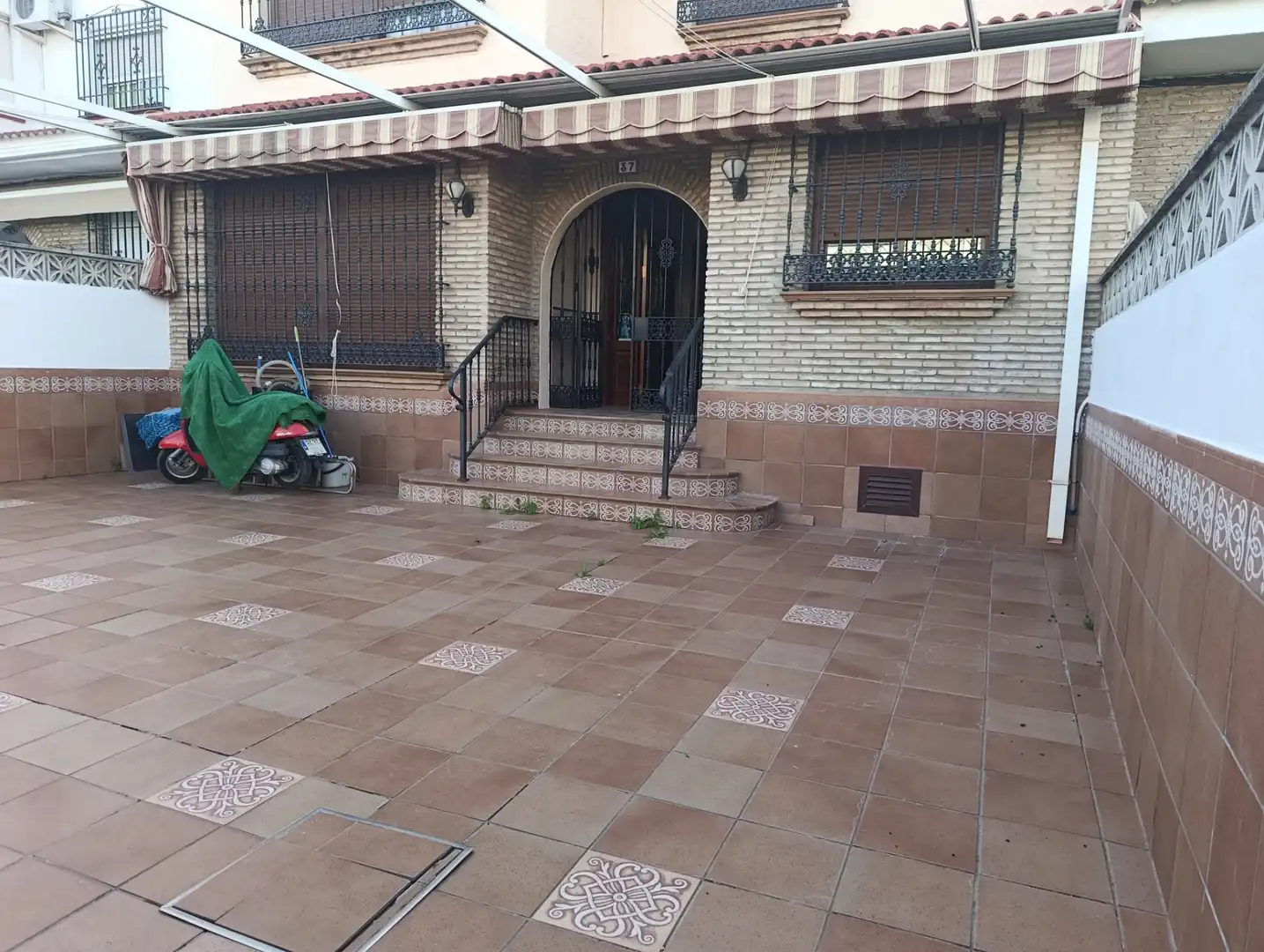 Vista exterior de Casa adosada en venda en Dos Hermanas amb Aire condicionat, Jardí privat i Terrassa