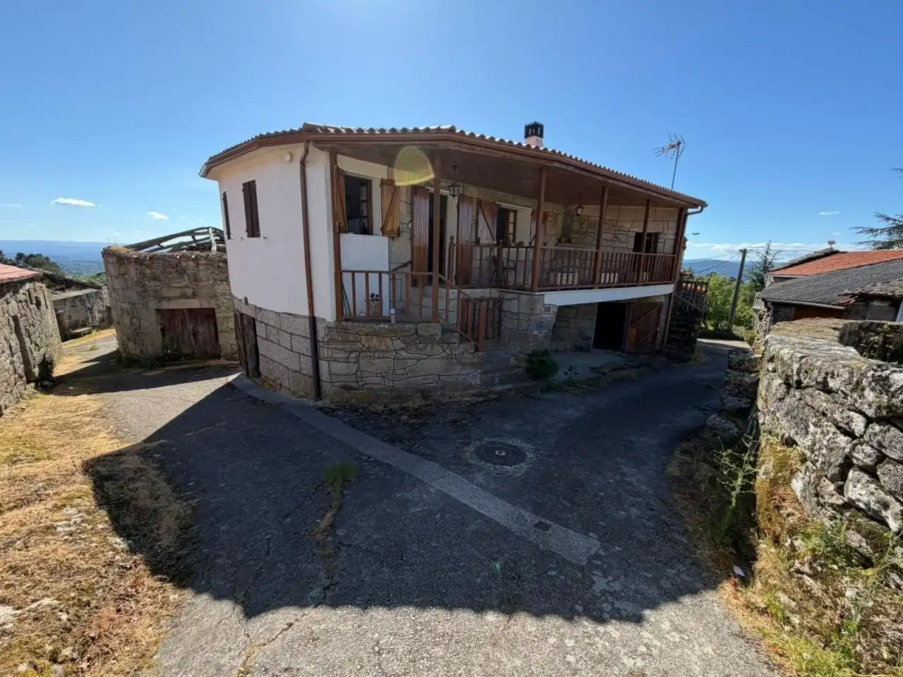 Vista exterior de Casa o xalet en venda en Nogueira de Ramuín amb Calefacció, Traster i Moblat