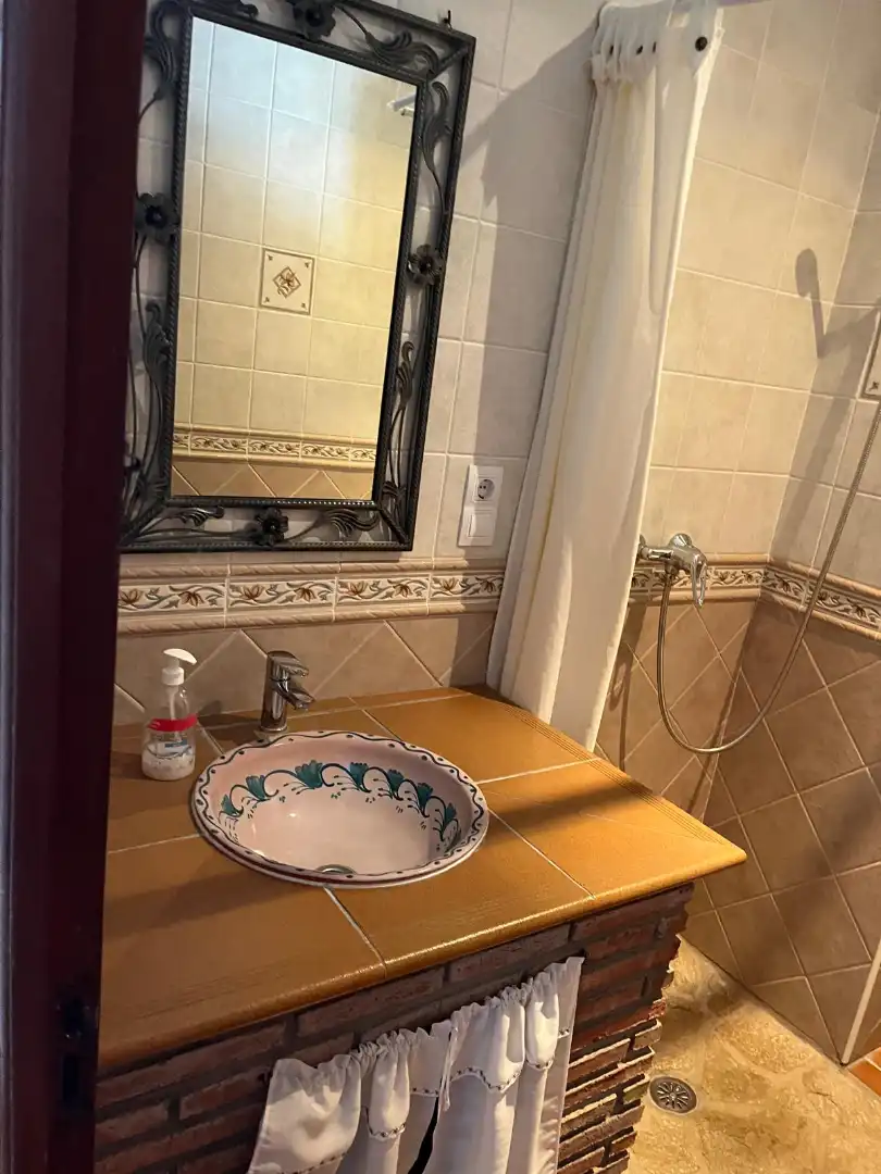 Badezimmer von Country house zur Miete in Riogordo mit Privatgarten, Schwimmbad und Möbliert