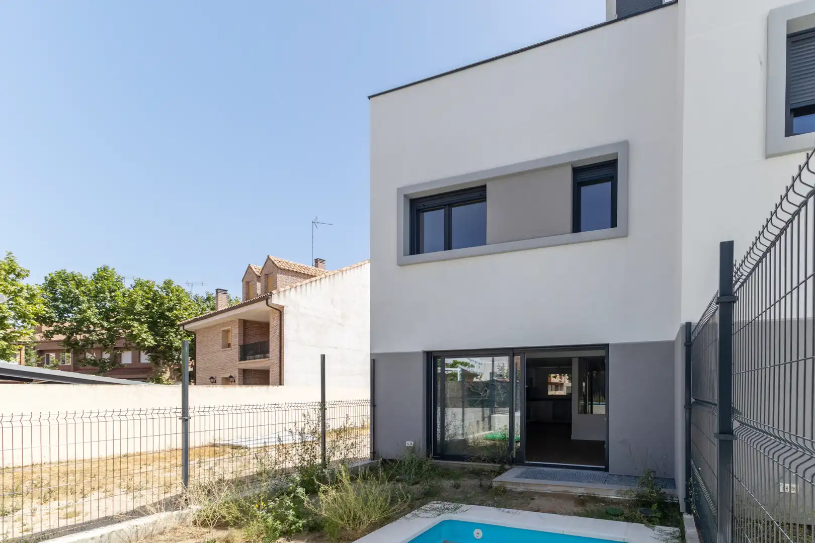 Vista exterior de Casa adosada en venda en Villanueva del Pardillo amb Aire condicionat, Jardí privat i Terrassa