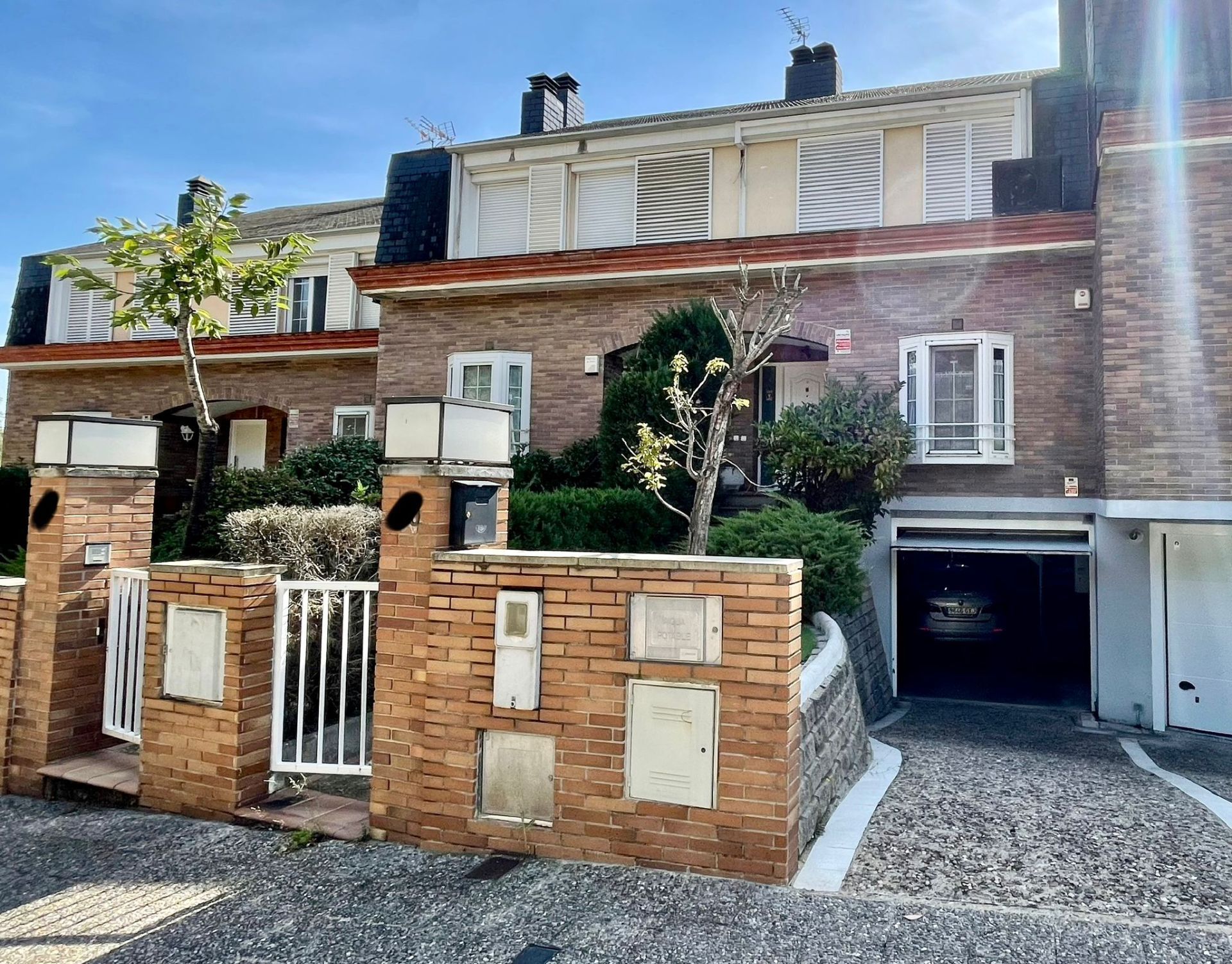 Vista exterior de Casa adosada en venda en Girona Capital amb Aire condicionat, Calefacció i Jardí privat