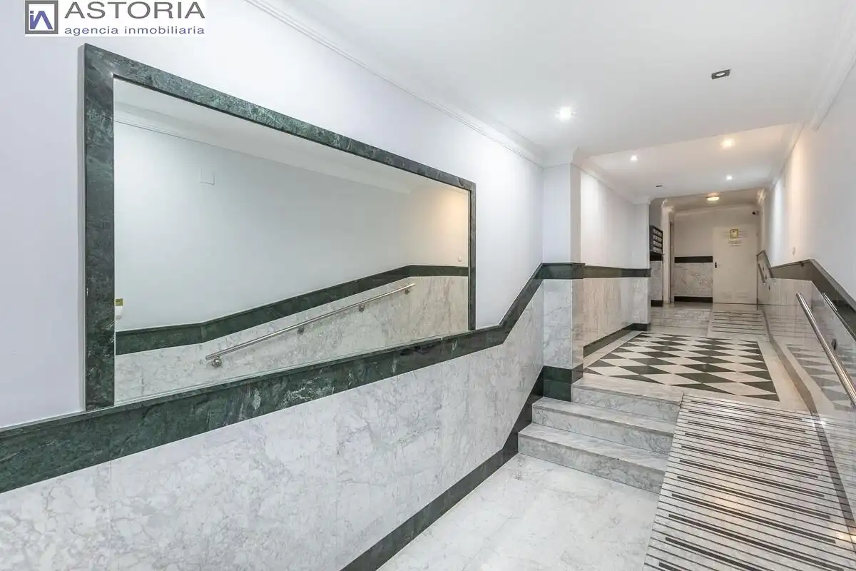Wohnung zum Verkauf in Granada mit Möbliert und Balkon