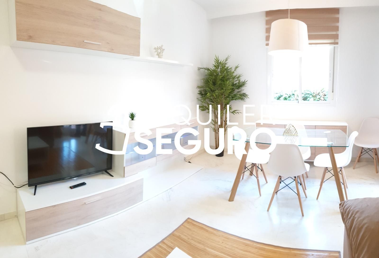 Sala d'estar de Pis de lloguer en Benalmádena amb Aire condicionat, Terrassa i Traster