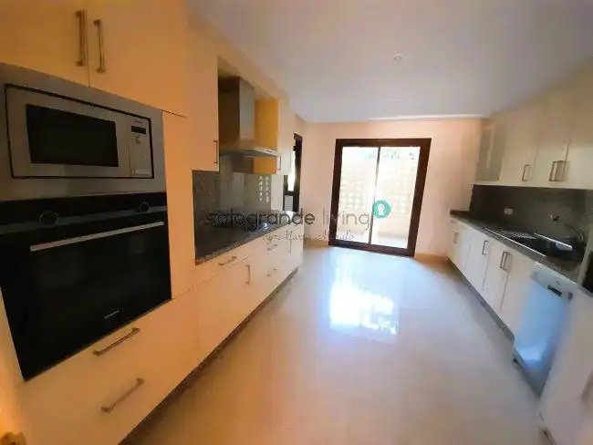 Cuina de Apartament de lloguer en Sotogrande amb Aire condicionat, Calefacció i Terrassa