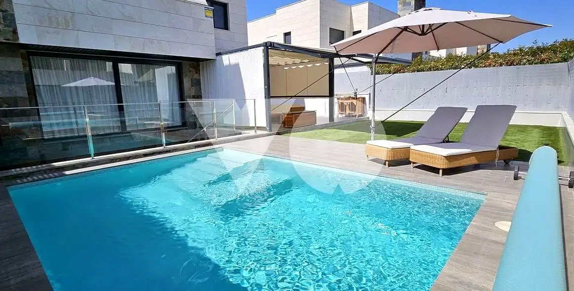 Schwimmbecken von Haus oder Chalet zum Verkauf in Villanueva de la Cañada mit Klimaanlage, Heizung und Privatgarten