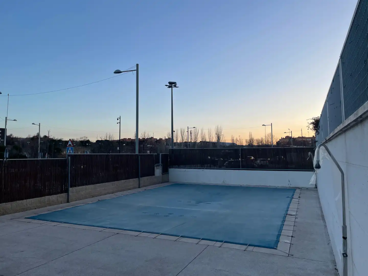 Schwimmbecken von Wohnung zur Miete in San Sebastián de los Reyes mit Heizung, Abstellraum und Ofen