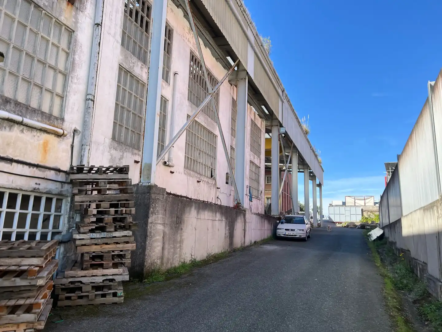 Vista exterior de Nave industrial en venta en Narón
