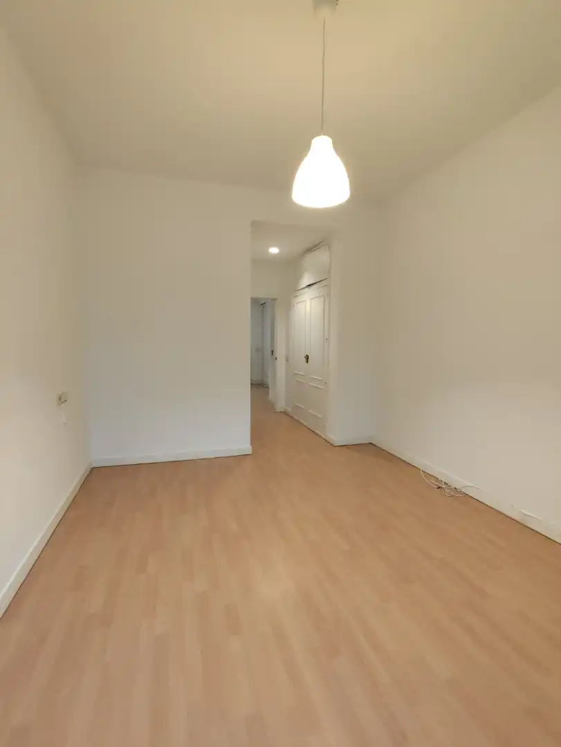Dormitori de Apartament de lloguer en Madrid amb Aire condicionat, Calefacció i Parquet