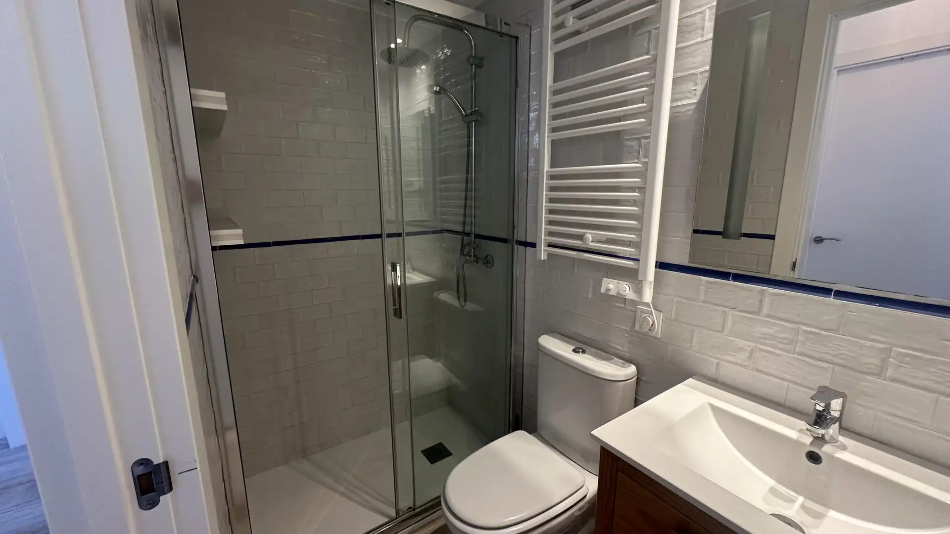 Bany de Apartament de lloguer en Fuengirola amb Jardí privat i Piscina comunitària