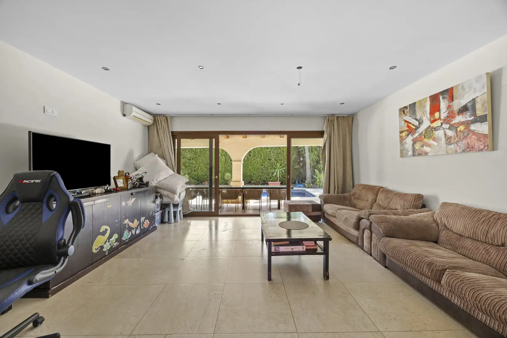 Sala d'estar de Casa o xalet en venda en Estepona amb Aire condicionat, Jardí privat i Terrassa